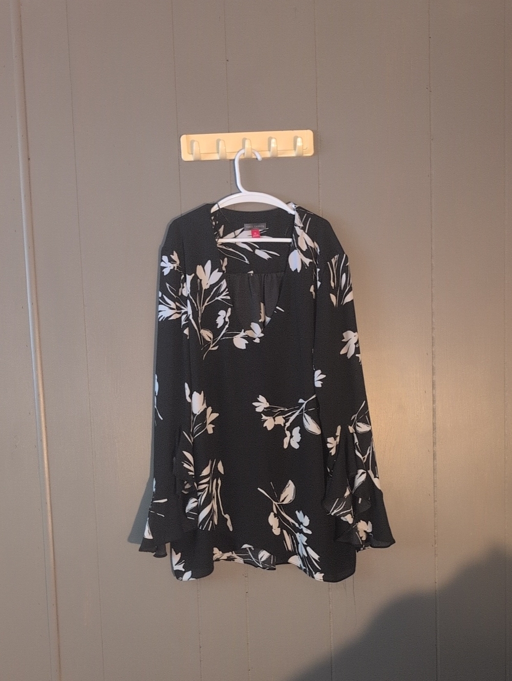 Vince Camuto Black and White Floral Keyhole Tunic